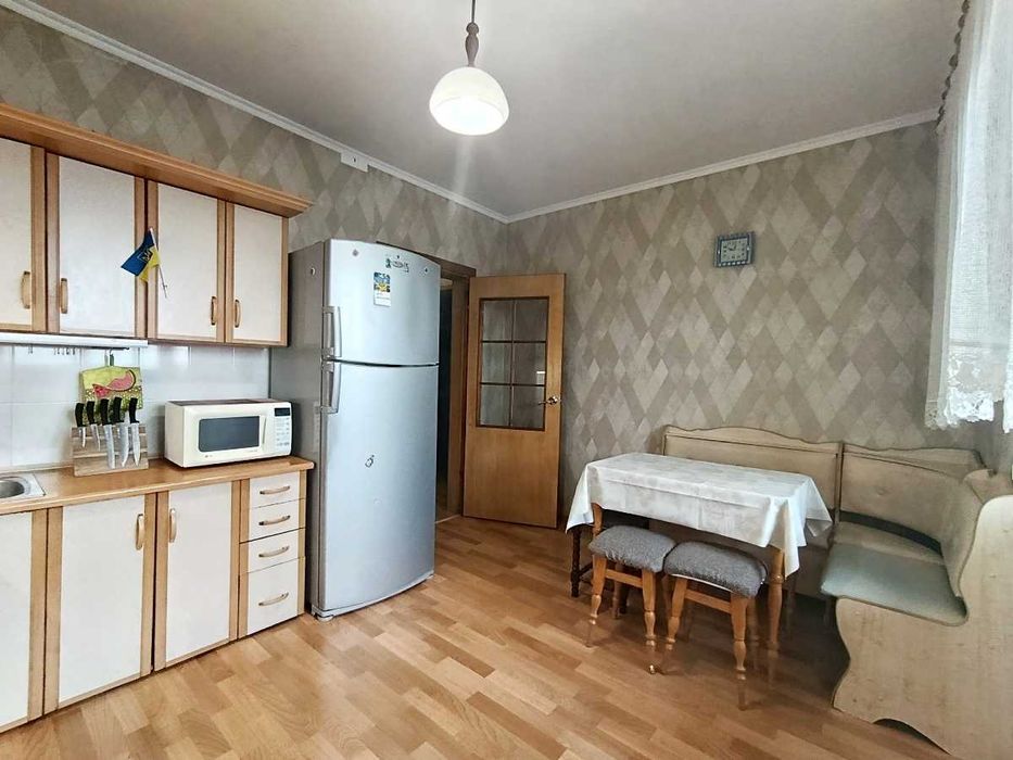 Науки просп. 54-Б, Затишна 2-х кімн. ст.м. Либідська - 10 хвилин їзди.