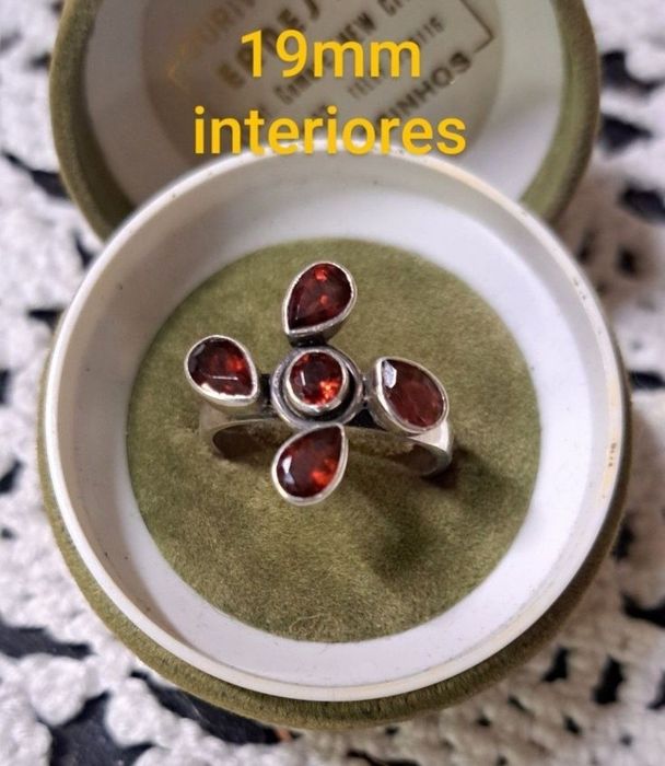 Aneis em prata contrastada.