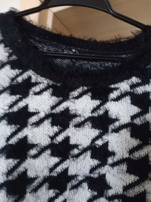Sweter biało-czarny .Rozm.xl
