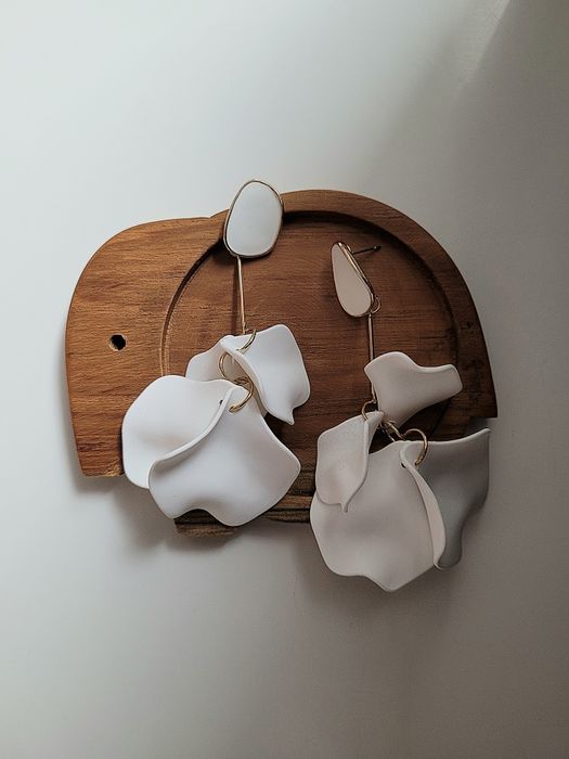 Bardzo duże długie kolczyki płatki kwiatów białe