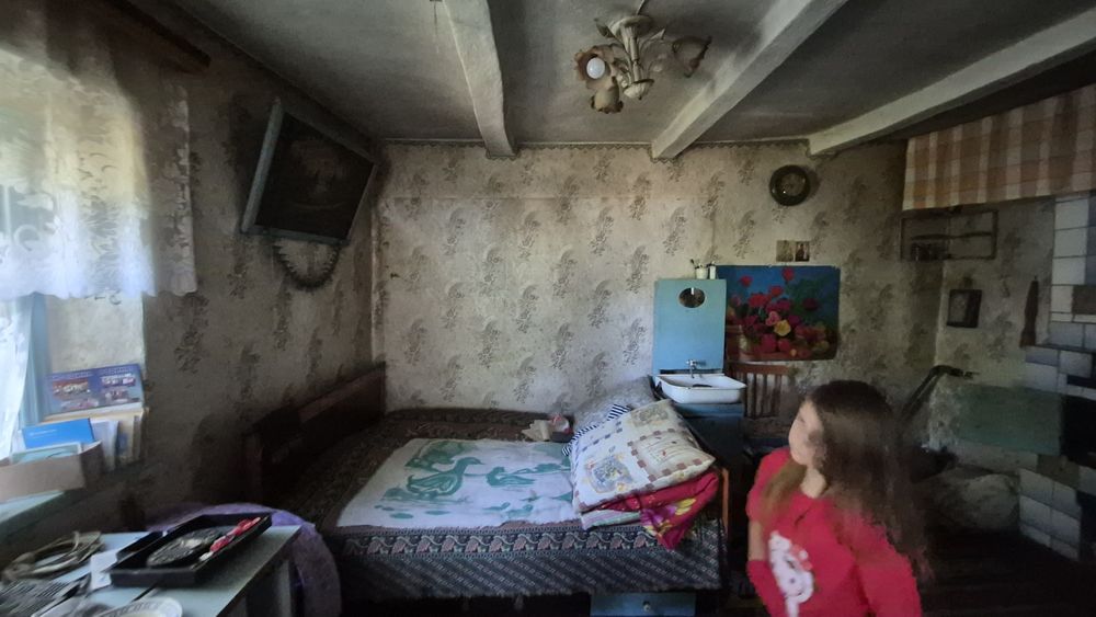 Будинок з джерельною водою на березі річки, асфальтована дорога