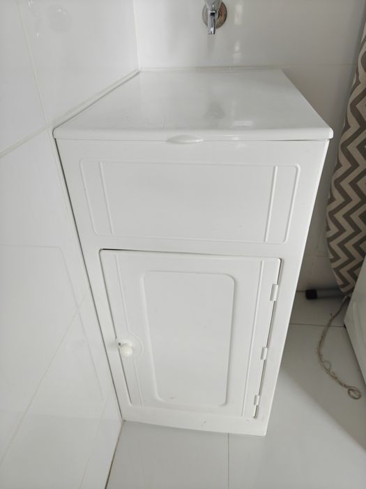 Tanque de lavar roupa com tampa e arrumação