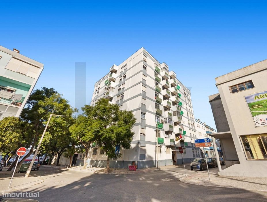Vende T3 de 110m2 com varanda no Centro da Moita