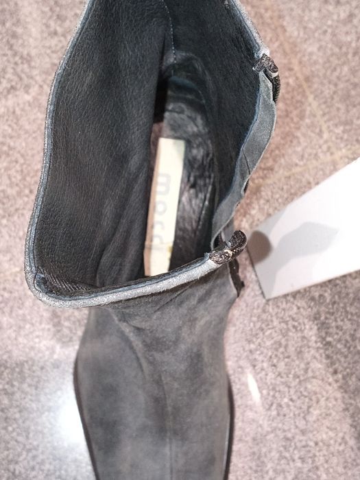 Botins cinzentos em camurça