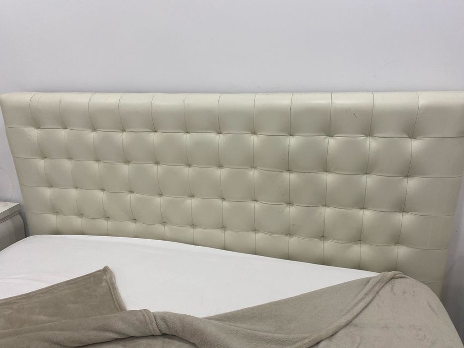 Cama casal com algumas marca de uso