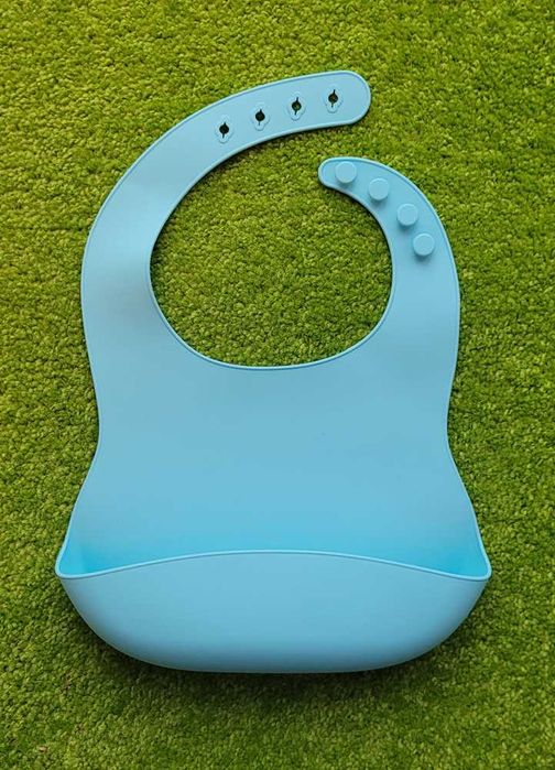 Silikonowy mały śliniak z kieszonką pastelowy niebieski