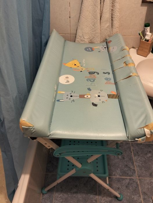 Muda fraldas com banheira