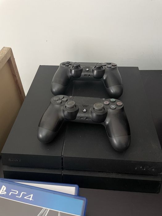 PS4 Com 2 Comandos e 8 Jogos