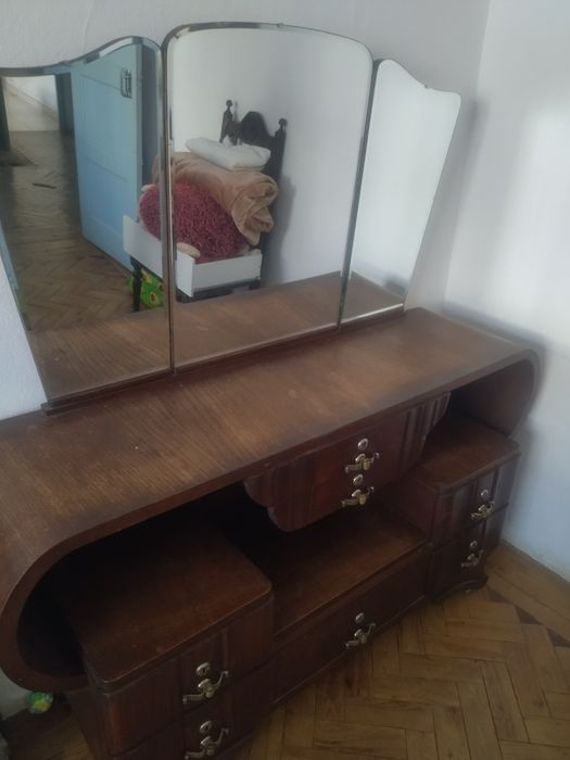 Móvel Toucador Antigo com Espelho e Muita Arrumação