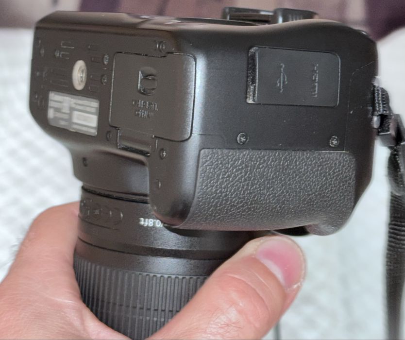 Дзеркальний цифровий фотоапарат Canon EOS 4000D