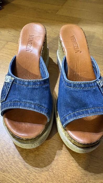 Venezia. Jeandowe klapki na koturnie