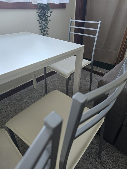 Mesa de jantar e 4 cadeiras