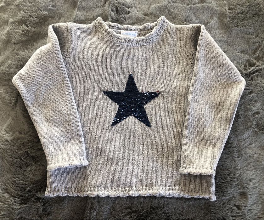 Camisola cinza com estrela em lantejoulas