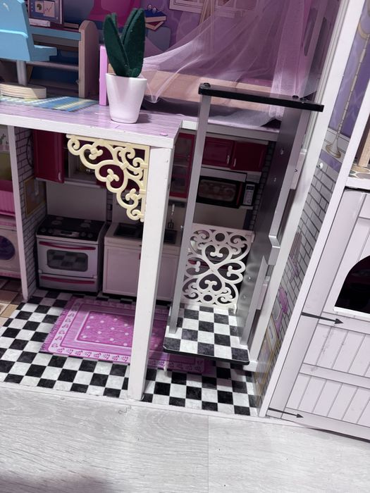 Ogromny domek dla lalek, Barbie z wyposażeniem