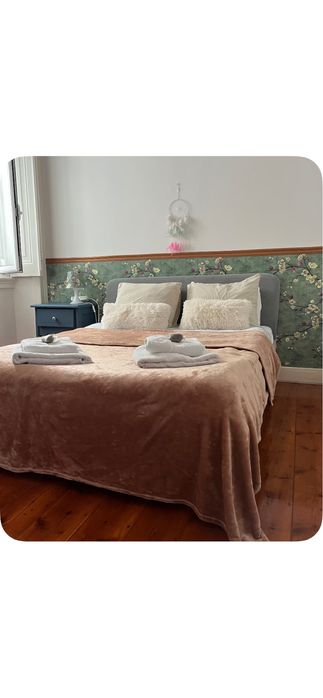Cama casal com cabeceira estofada e colchao