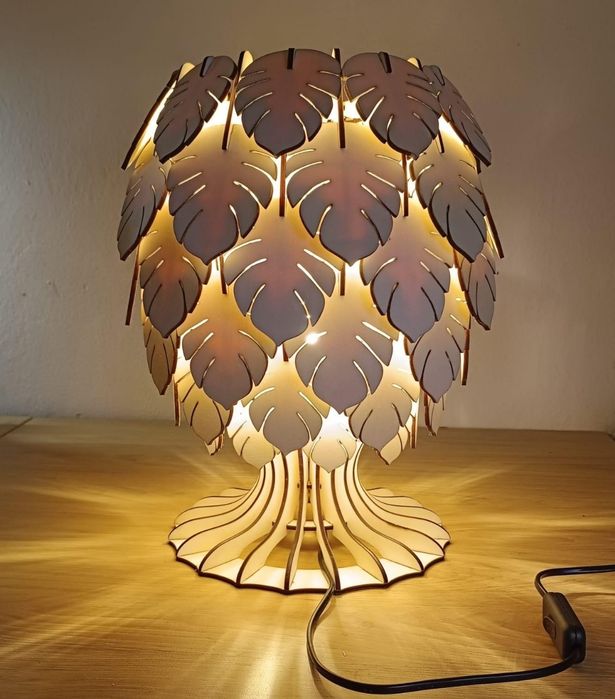 Lampa stojąca z drewna, ręcznie robiona