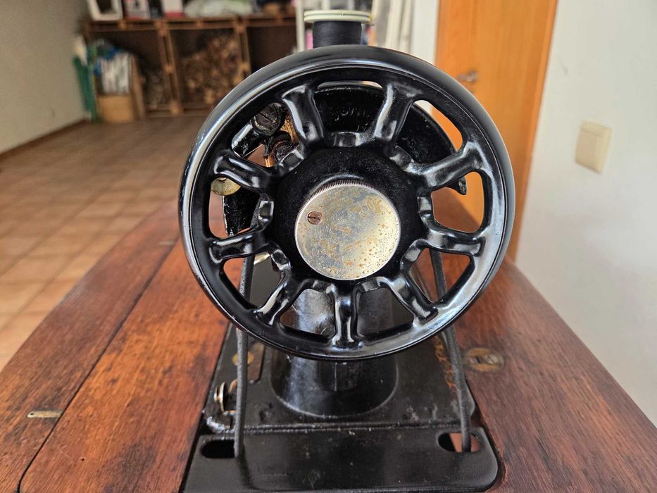 Máquina Costura Singer com Móvel