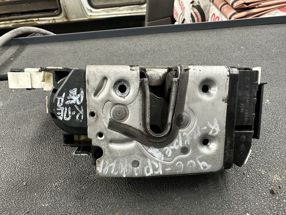 Замок передней двери Mercedes Sprinter 906, Volkswagen Crafter