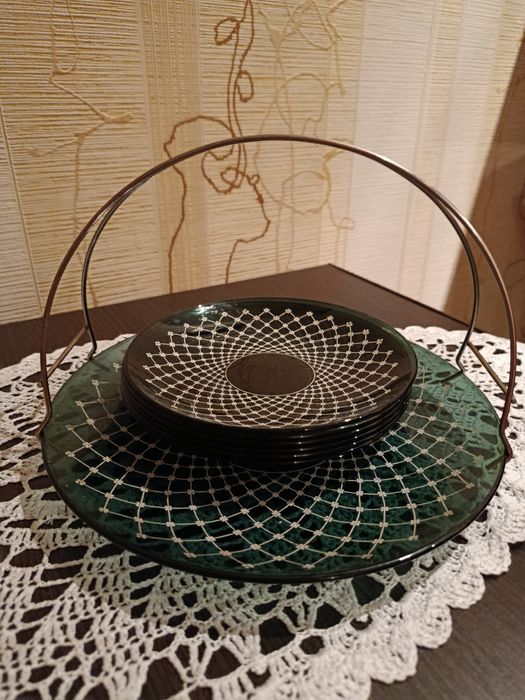 Тортница с блюдцами