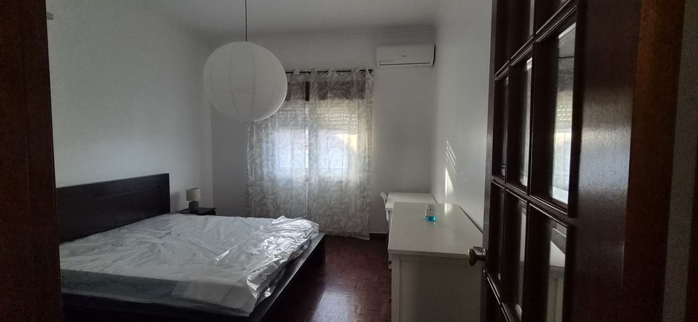 Aluga-se quarto para casal em Vale de Figueira