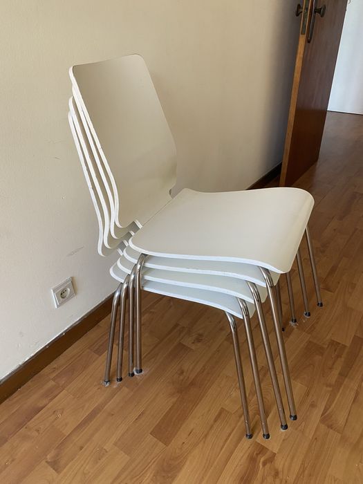 4 cadeiras empilháveis fácil de arrumar muito resistentes brancas