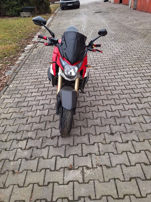 Suzuki gsr  750 .