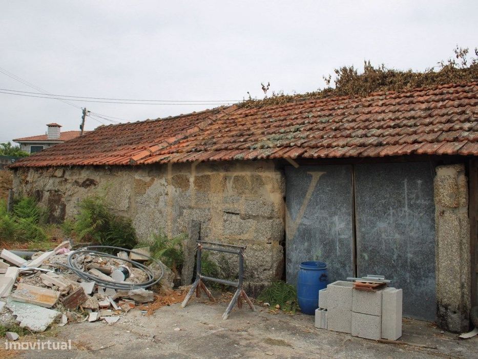 Moradia T4 para Restauro Total em Lordelo, Guimarães