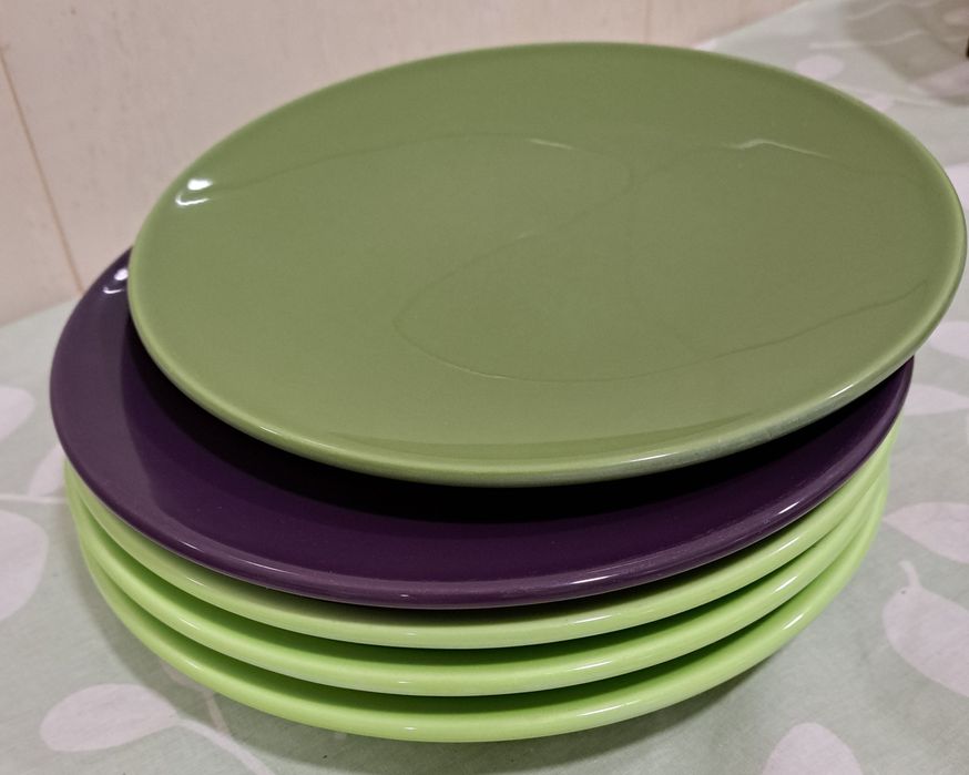 Pratos de  mesa coloridos