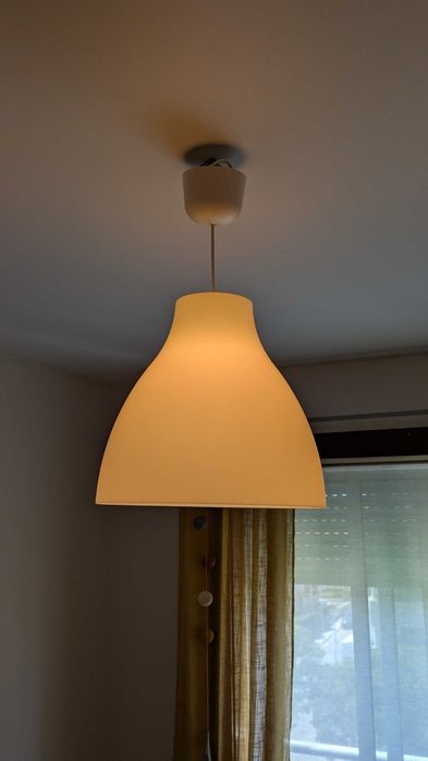 Candeeiro de teto branco em ótimo estado