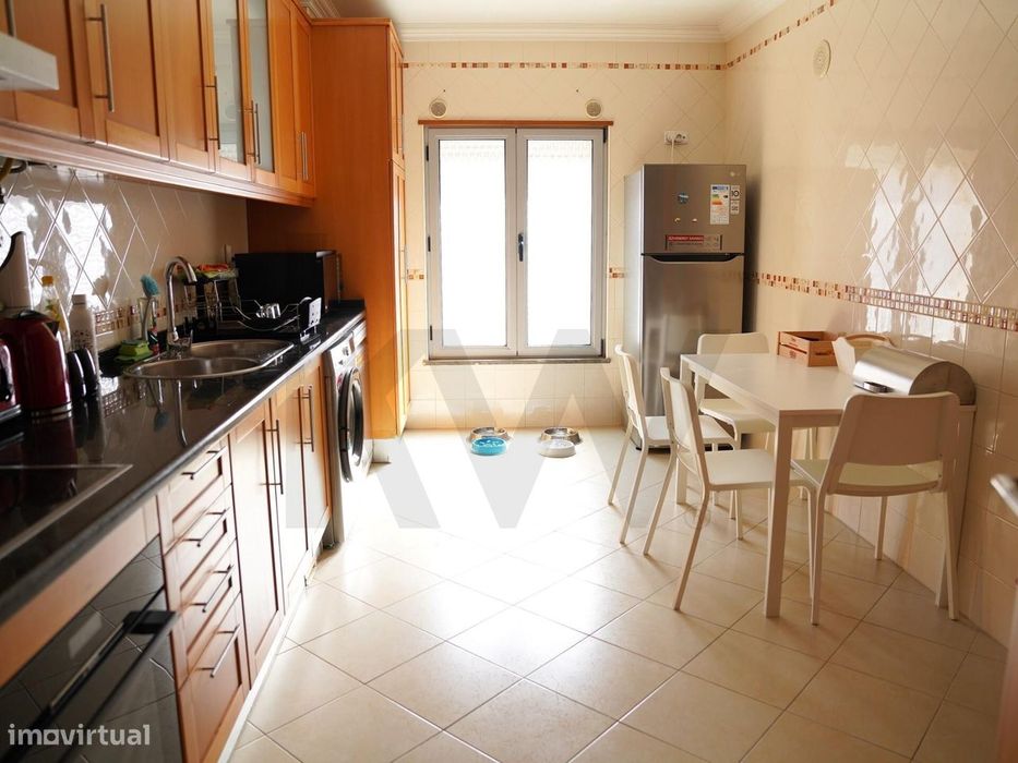 T3 com Garagem Box e Wall Connector | Pronto a Habitar – Pinheiros, Ab