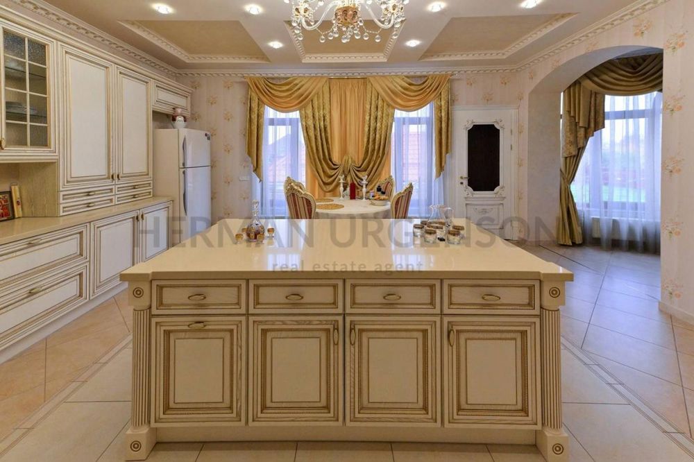 Продаж будинку 404 м.кв / 22 сотки / Минай