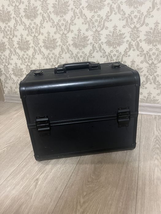 Чемодан визажиста Inglot