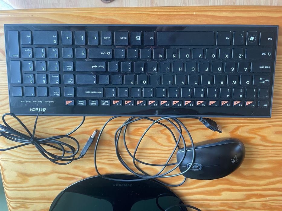 Klawiatura 4tech i mysz przewodowa Logitech