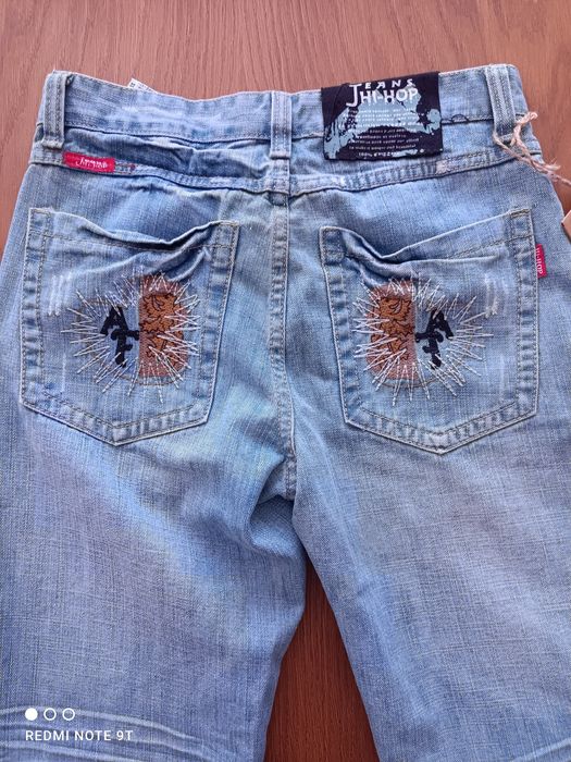 W spodniach młodzieżowe