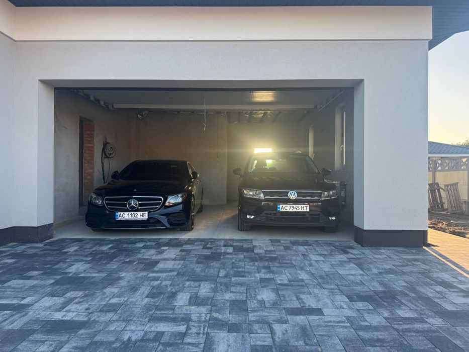 Продам будинок з гаражем на два авто  в селі Боратин