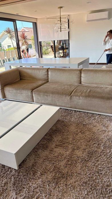 Sofá modelar mais mesa de apoio