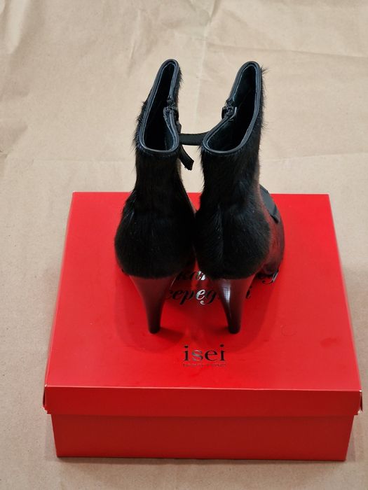 Чорні ботильйони на високих підборах з хутром та декоративною пряжкою