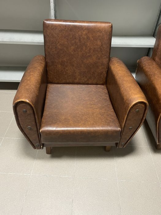 Sofás individuais em pele sintética