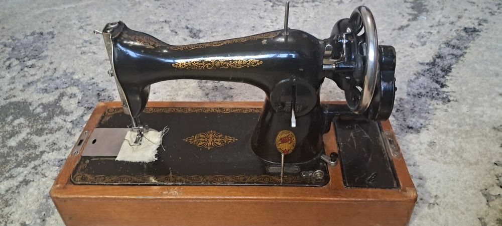 Швейна машинка з паспортом