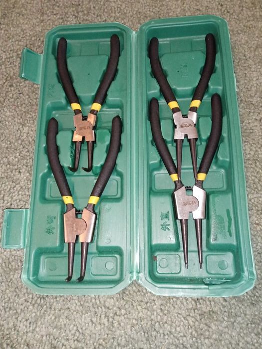 Набор сьемников стопорных колец из 4 шт. в пластиковом боксе.