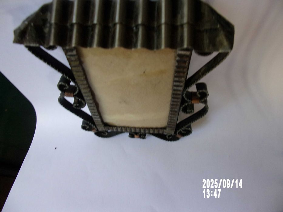 Pequenas molduras antigas trabalhadas em ferro e cobre