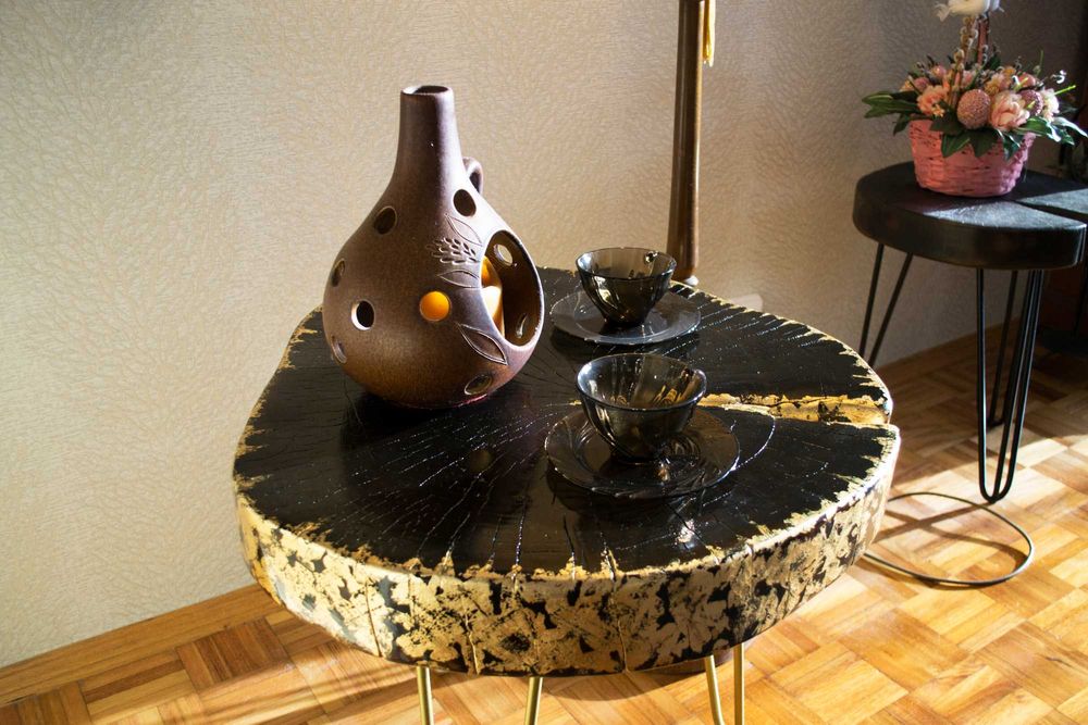 Кофейный стол из слэба клена черного цвета.