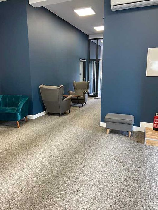 Profesjonalny montaż podłóg paneli winylowych wykładzin dywanowych pcv