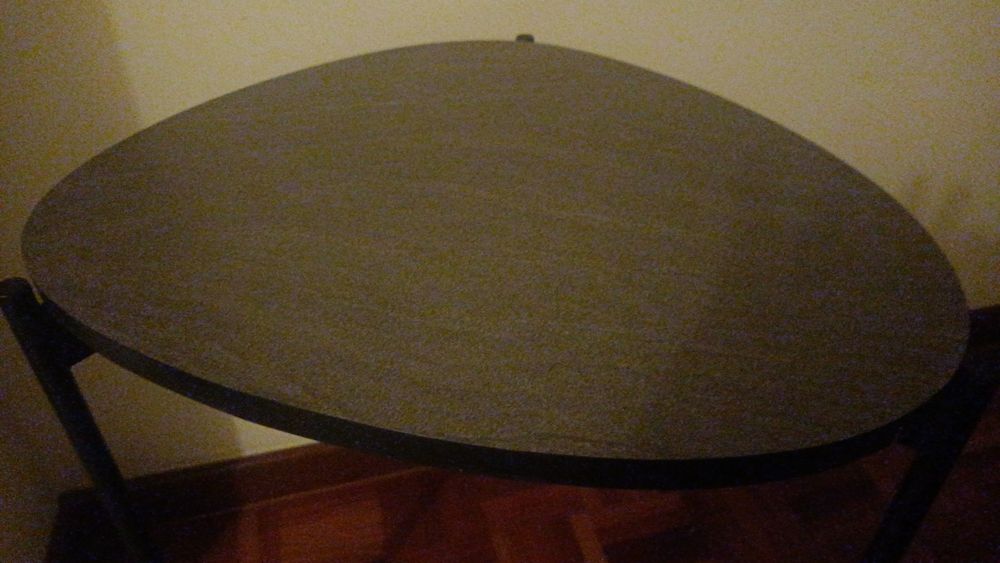 Mesa de apoio cinzenta