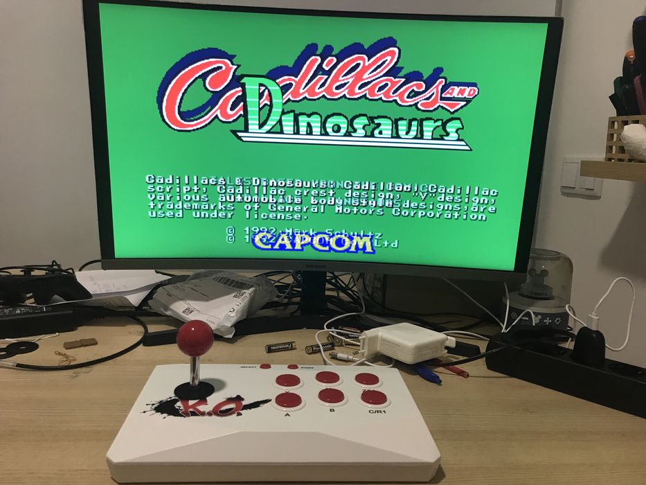 Consola com arcade stick e milhares de jogos