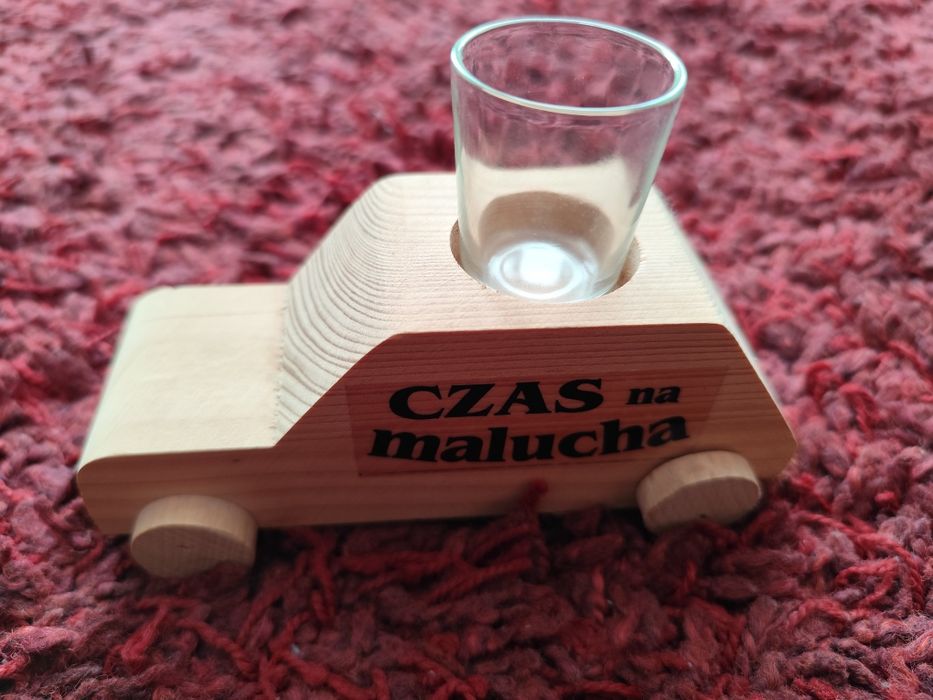 Drewniany Maluch z kieliszkiem