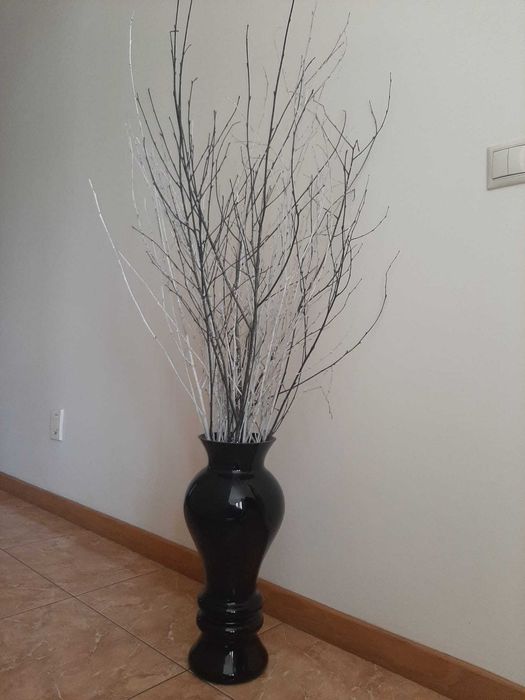 Jarro preto em cerâmica com galhos secos