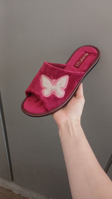 Хороший вариант для подарка бордовые с бабочкой .270 грн.