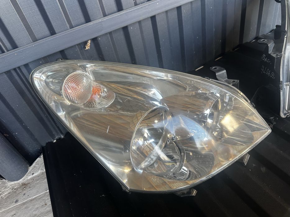 Фари Toyota Corolla Verso корола версо