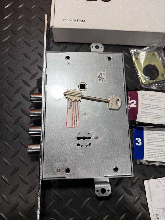 Замок з перекодуванням  Iseo (Італія)